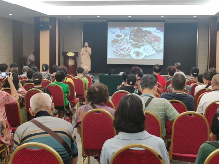 綿陽(yáng)中旅行假日旅行社舉行胡楊林、南疆專列推薦會(huì)